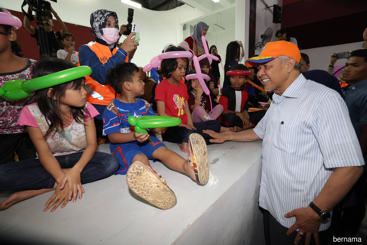 Deputy Prime Minister Datuk Seri Dr Ahmad Zahid Hamidi visiting the flood relief centre at Dewan Orang Ramai Sri Medan in Batu Pahat, Johor on Tuesday (Jan 31).